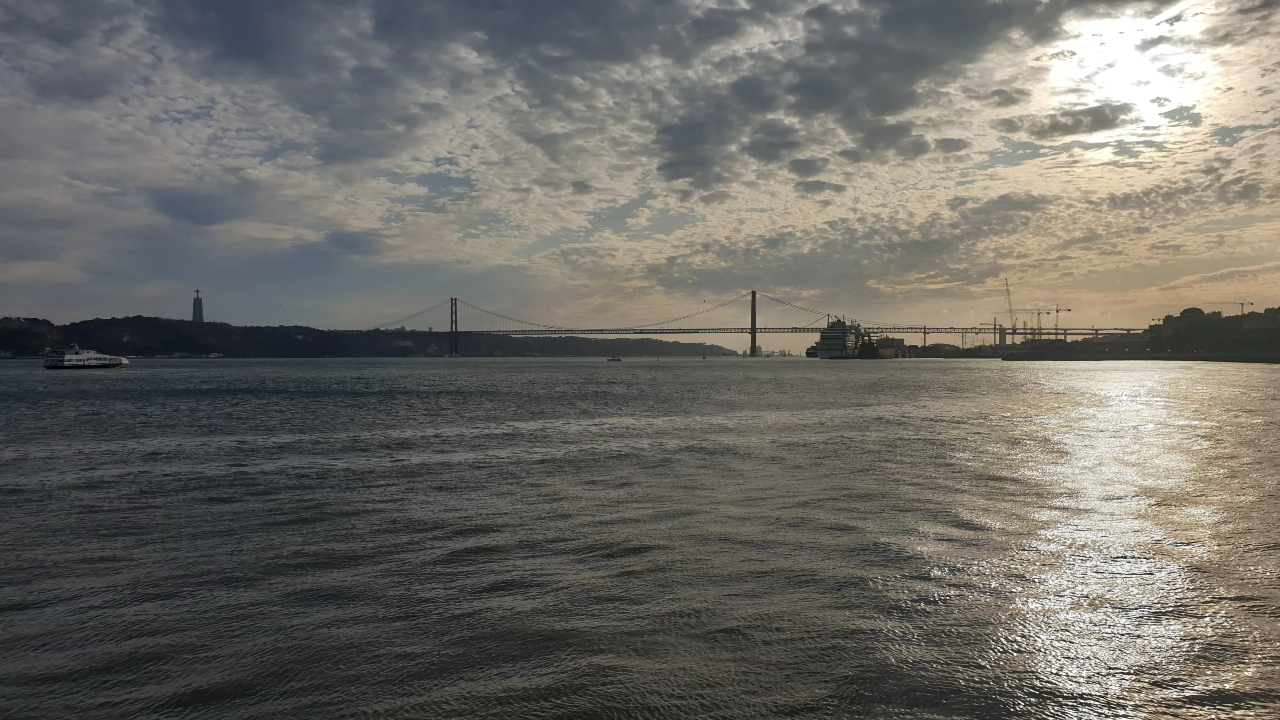 Le Tage et le pont du 25-Avril à Lisbonne