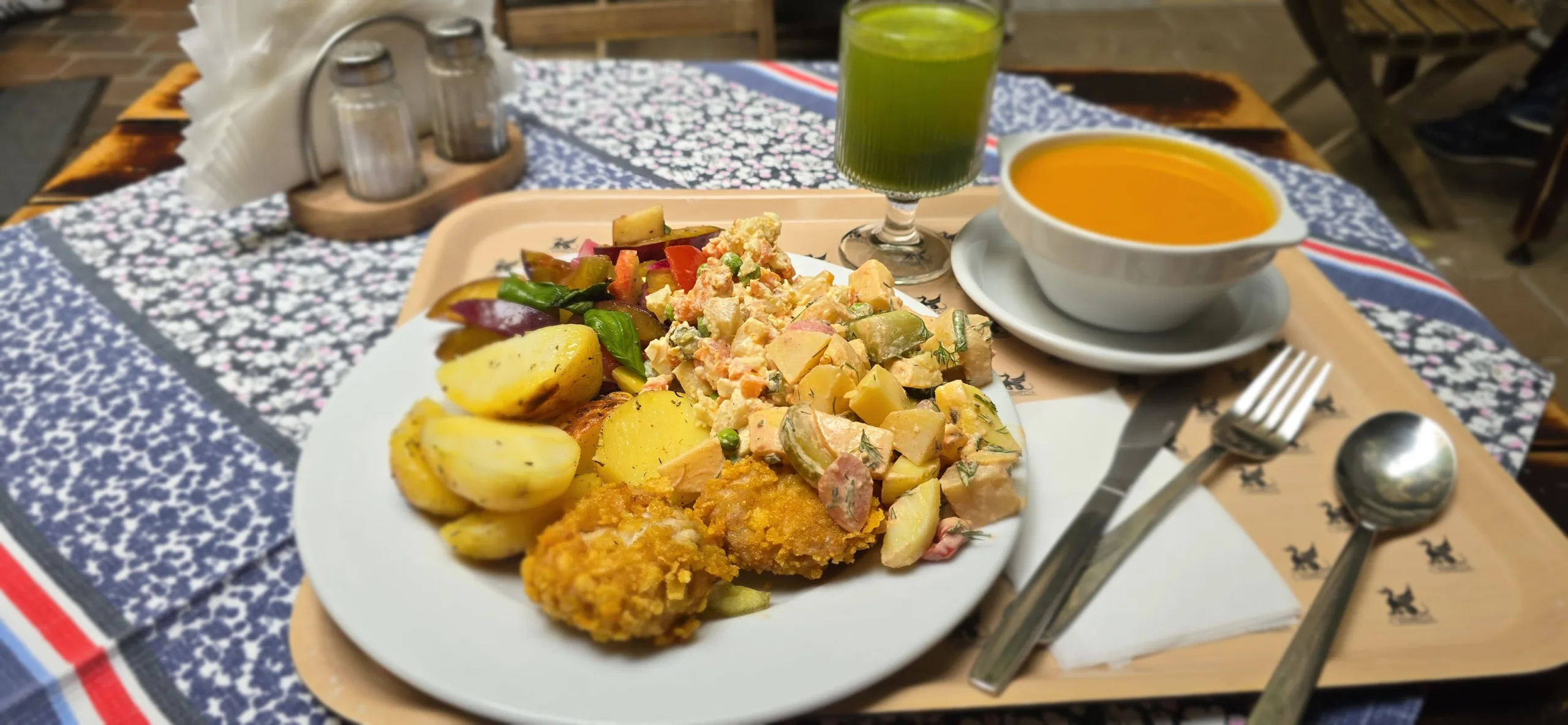 Assiette de cuisine polonaise avec pommes de terre, salades et soupe