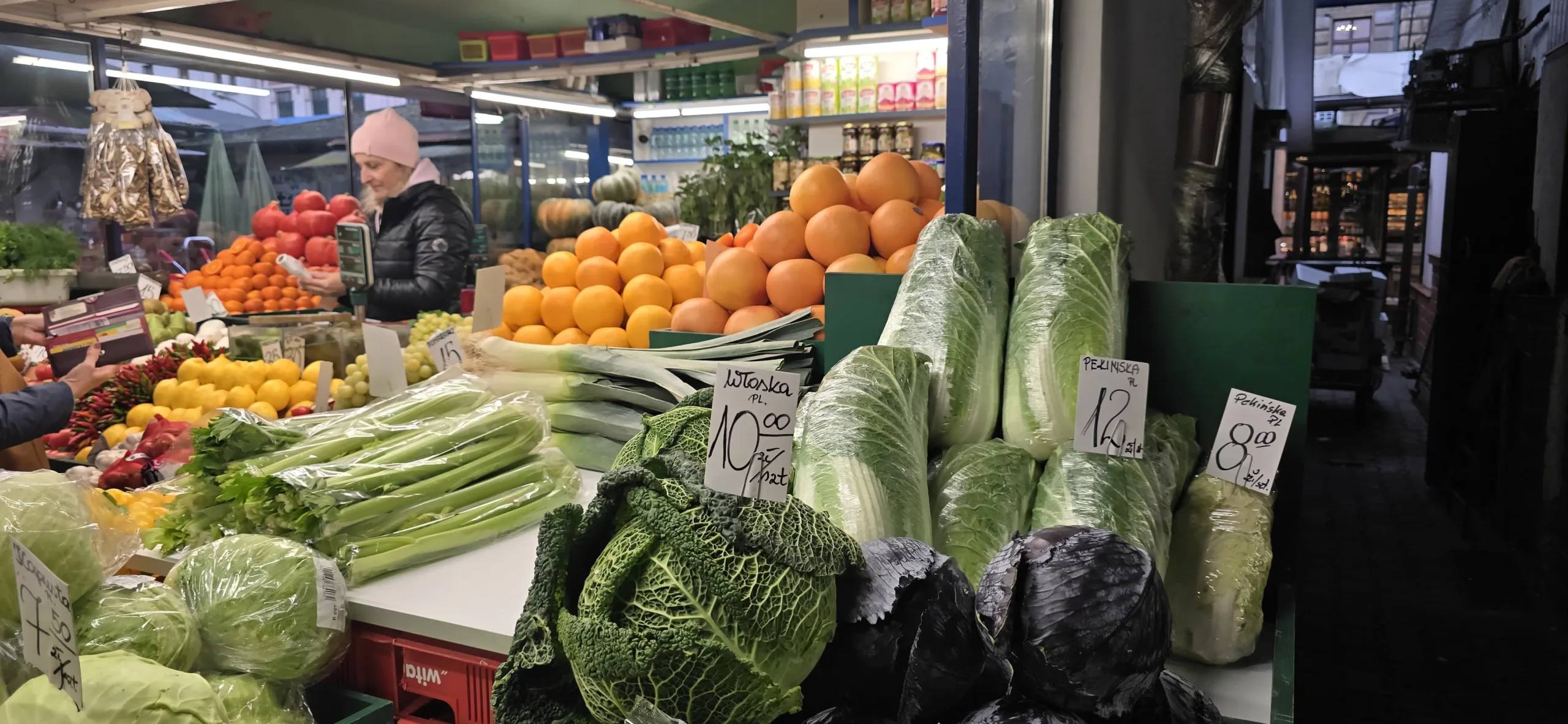 Étal de fruits et légumes au marché Stary Kleparz à Cracovie, en Pologne