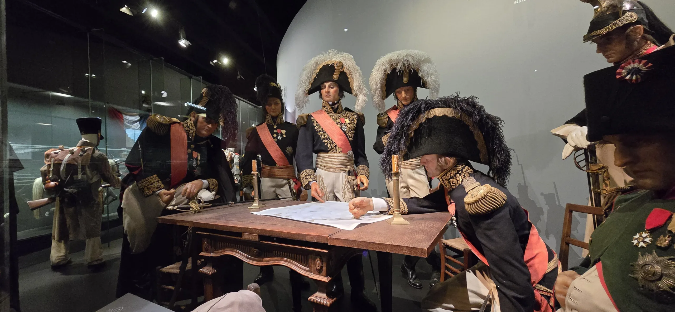 État-major français autour d’une carte au Mémorial 1815 de Waterloo