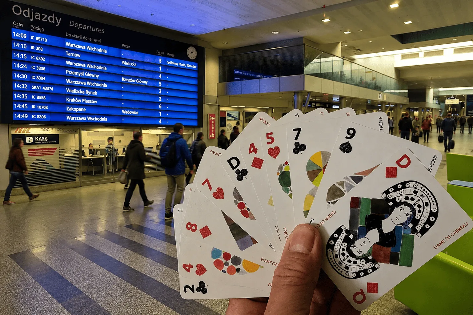 Je joue aux cartes avec Sławek dans la gare de Kraków Główny, en Pologne