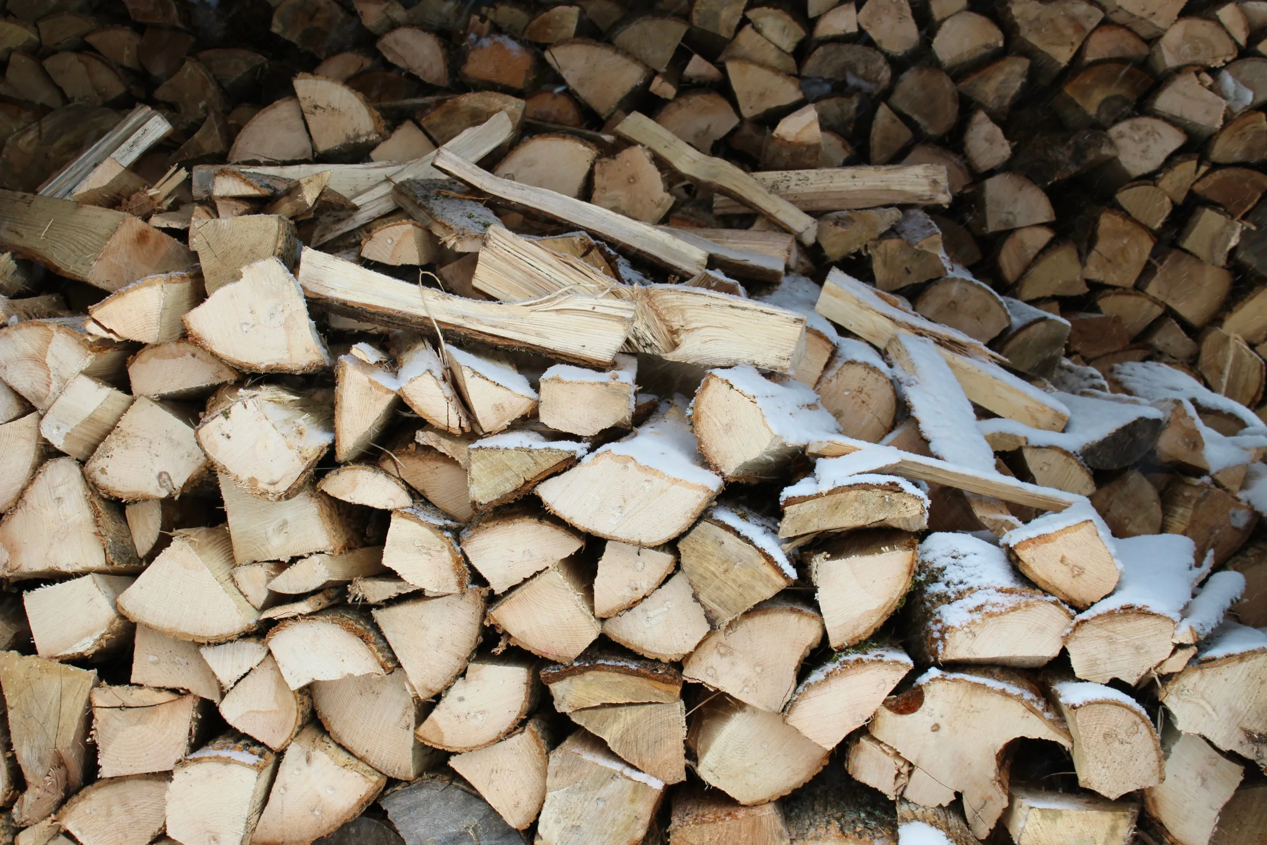 Tas de bois de chauffage