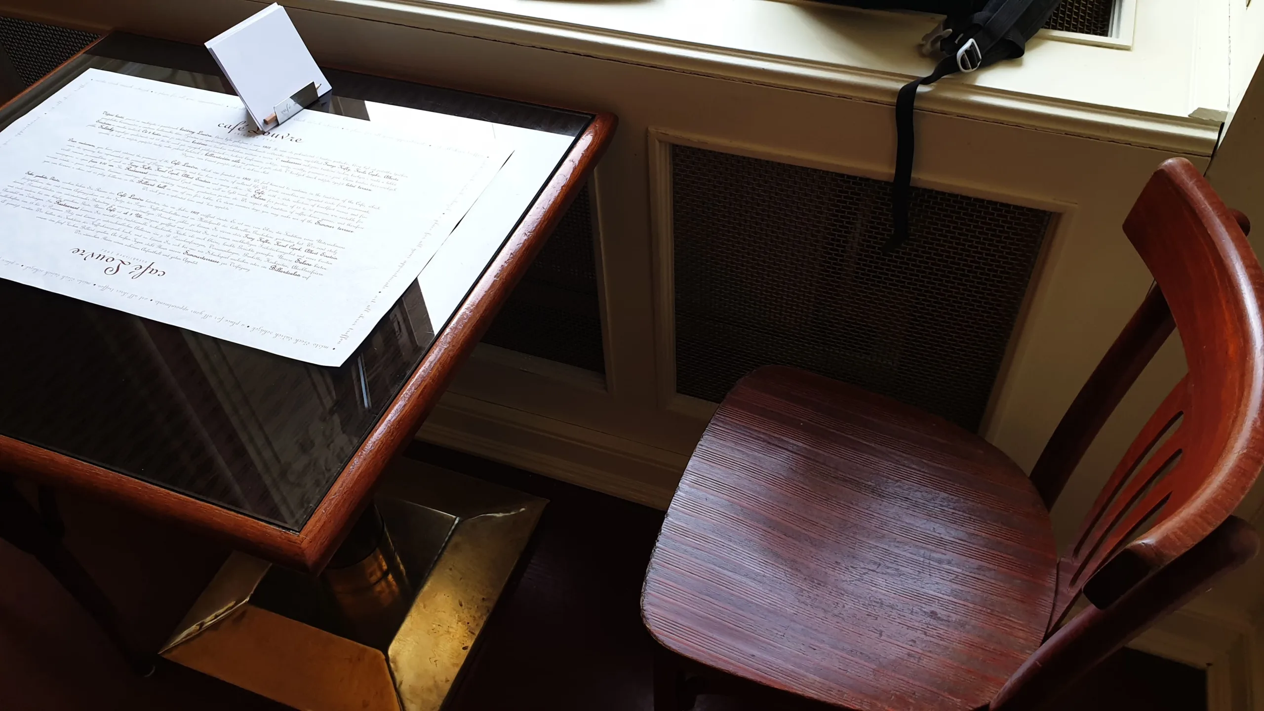 Table et chaise du Café Louvre à Prague, présentées comme la place où Albert Einstein aimait s’asseoir