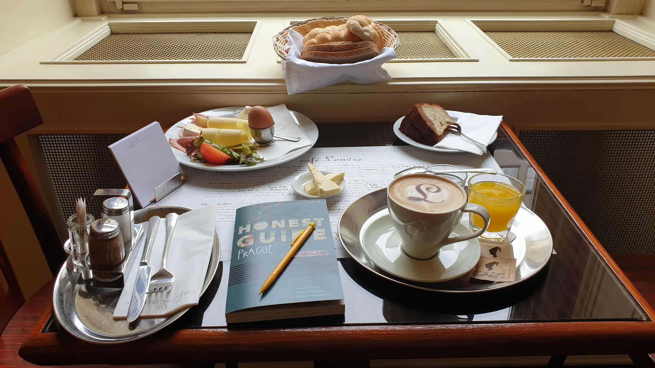 Petit déjeuner tchèque servi au Café Louvre à Prague