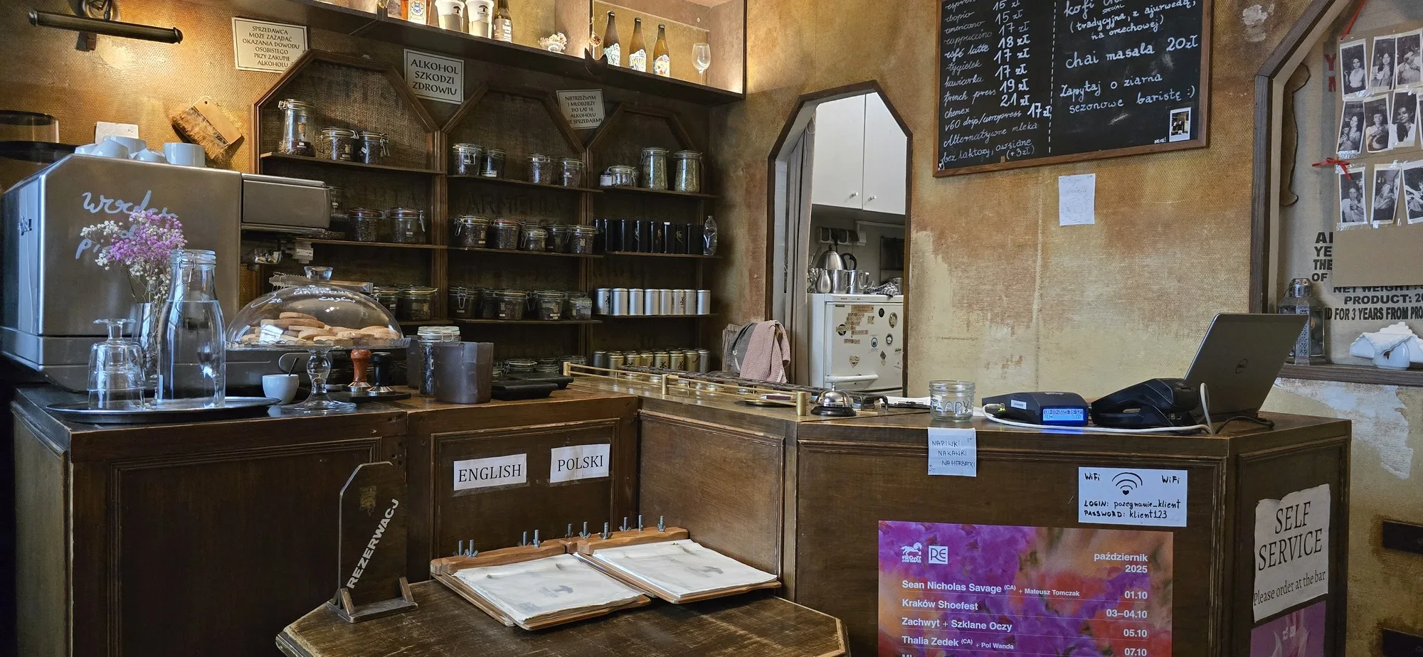 Intérieur du café Pożegnanie z Afryką à Cracovie, célèbre café polonais où j'ai découvert le livre Mes voyages avec Hérodote de Ryszard Kapuściński.