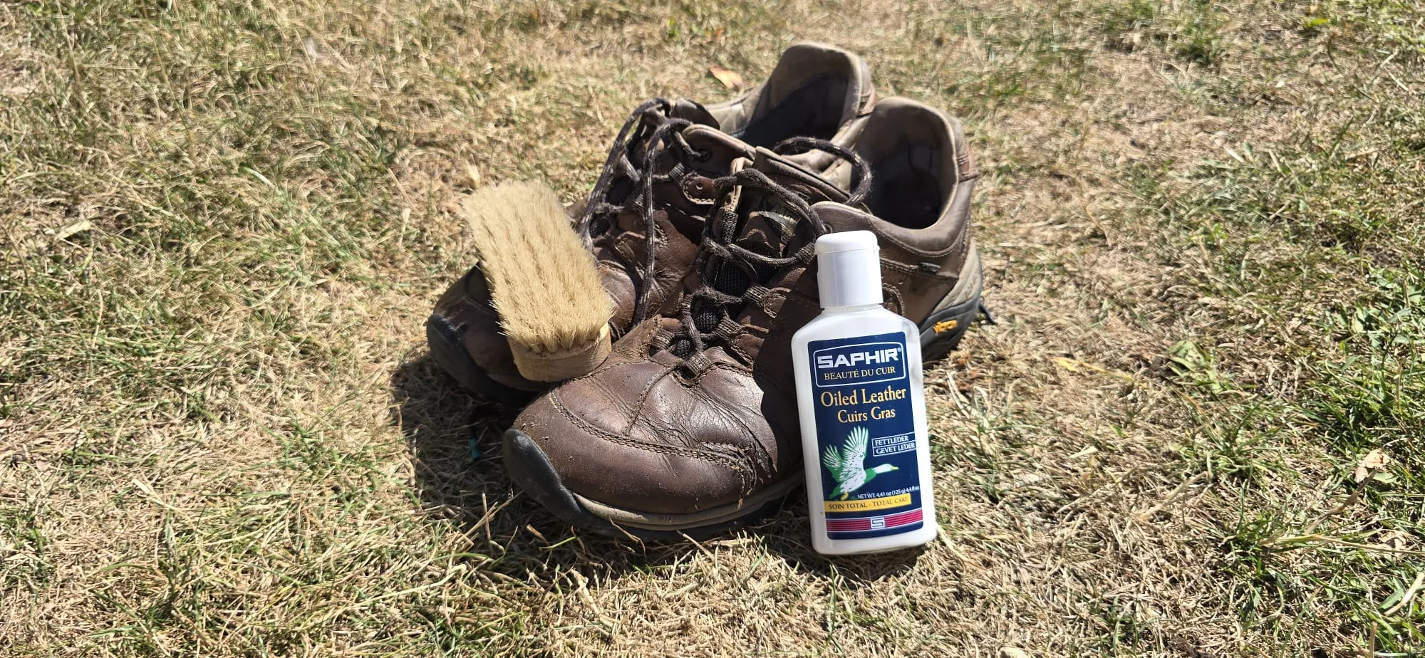 Chaussures de randonnée en cuir Gore-Tex après nettoyage et entretien avec une brosse et un lait nourrissant pour cuir.