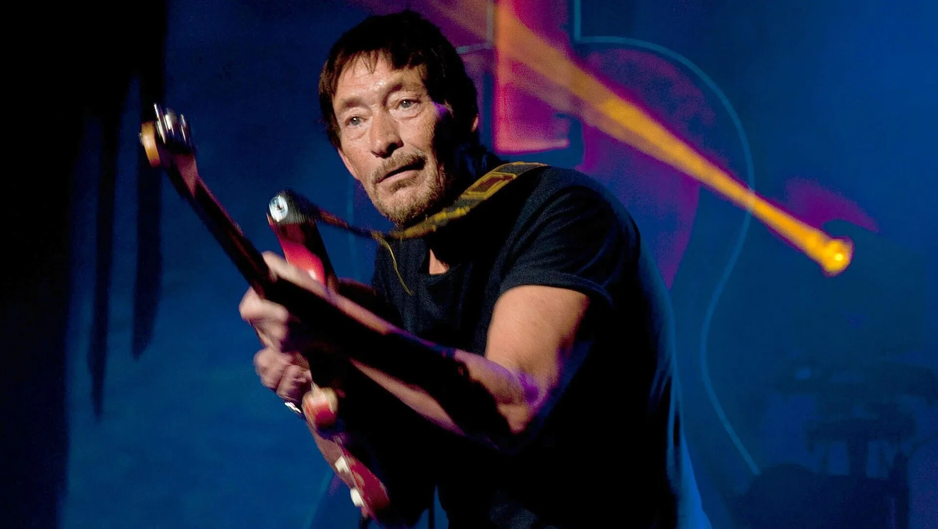 Chris Rea jouant de la guitare en concert à Varsovie en 2012