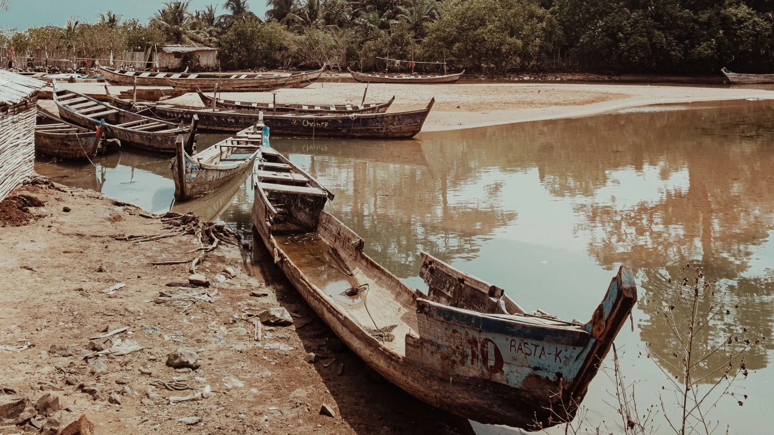 Cimetière de pirogues dans un village de Casamance au Sénégal
