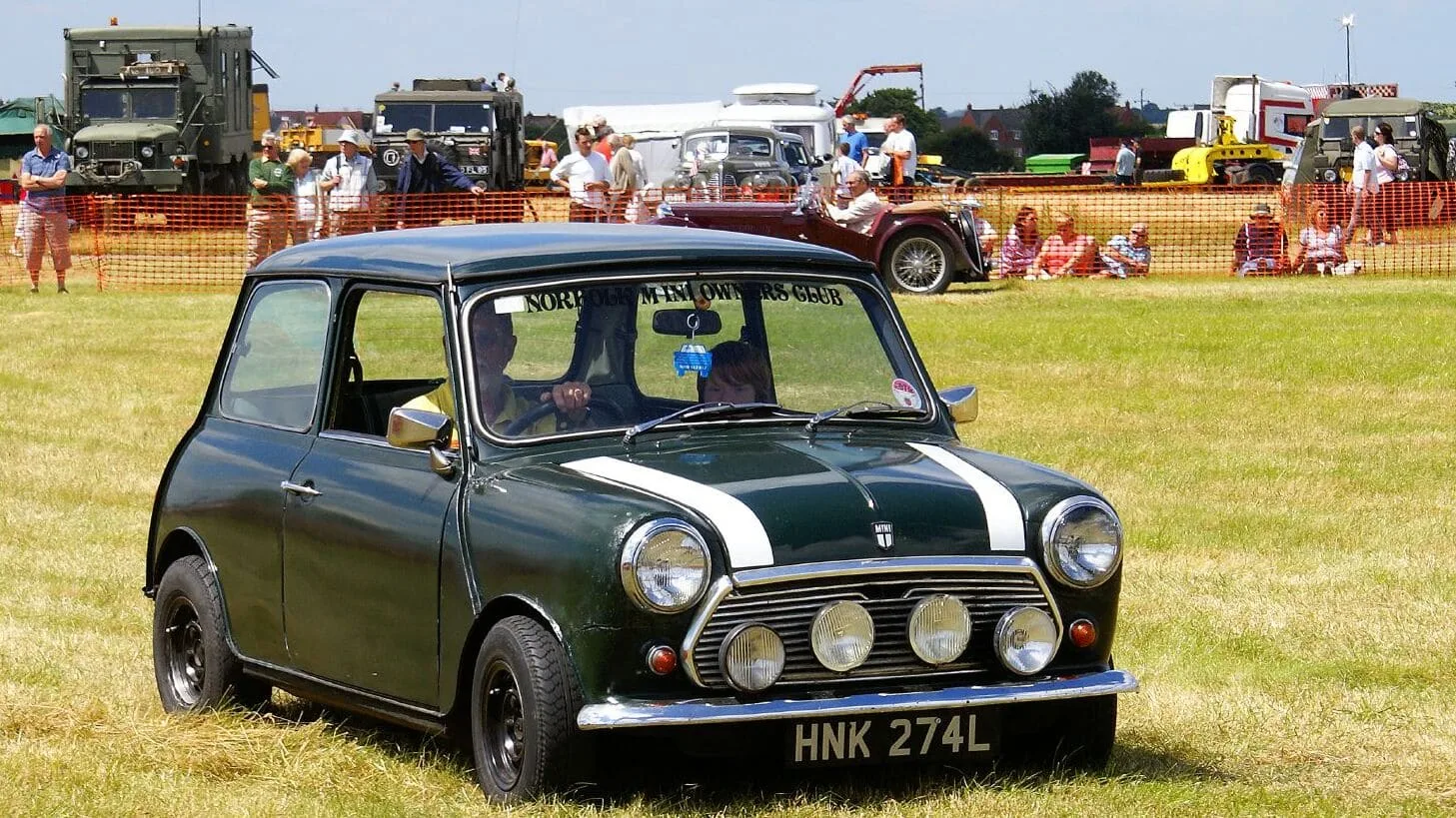 Austin Mini classique verte lors d'un rassemblement de voitures anciennes