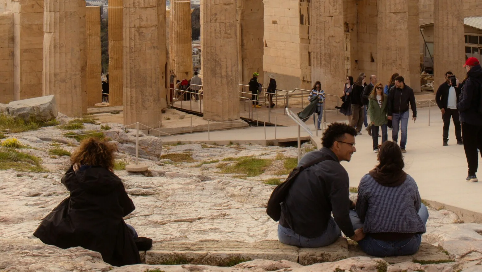 Visiteurs discutant sur l’Acropole à Athènes, en Grèce