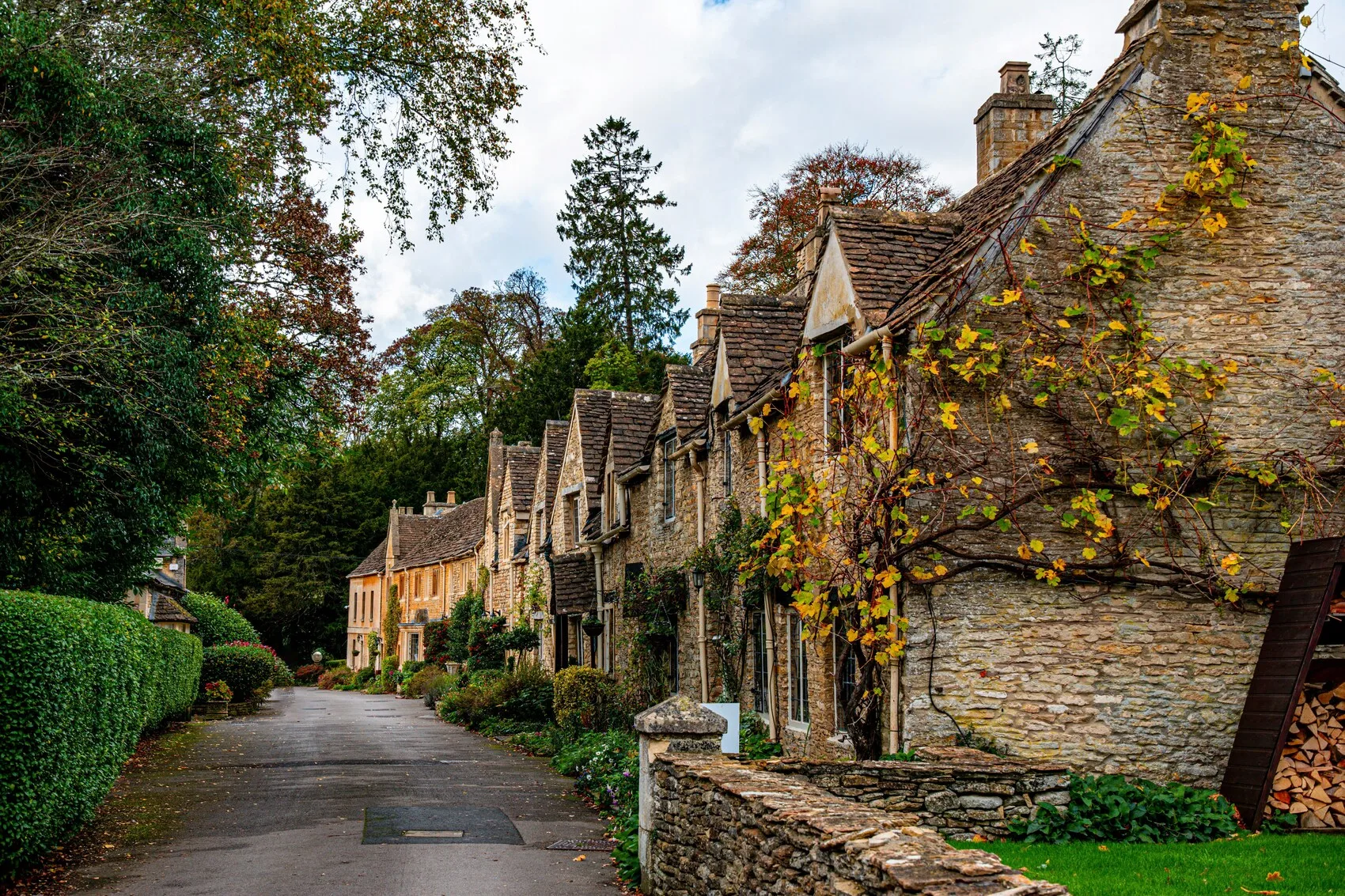 Maisons traditionnelles en pierre dans un village des Cotswolds, en Angleterre.
