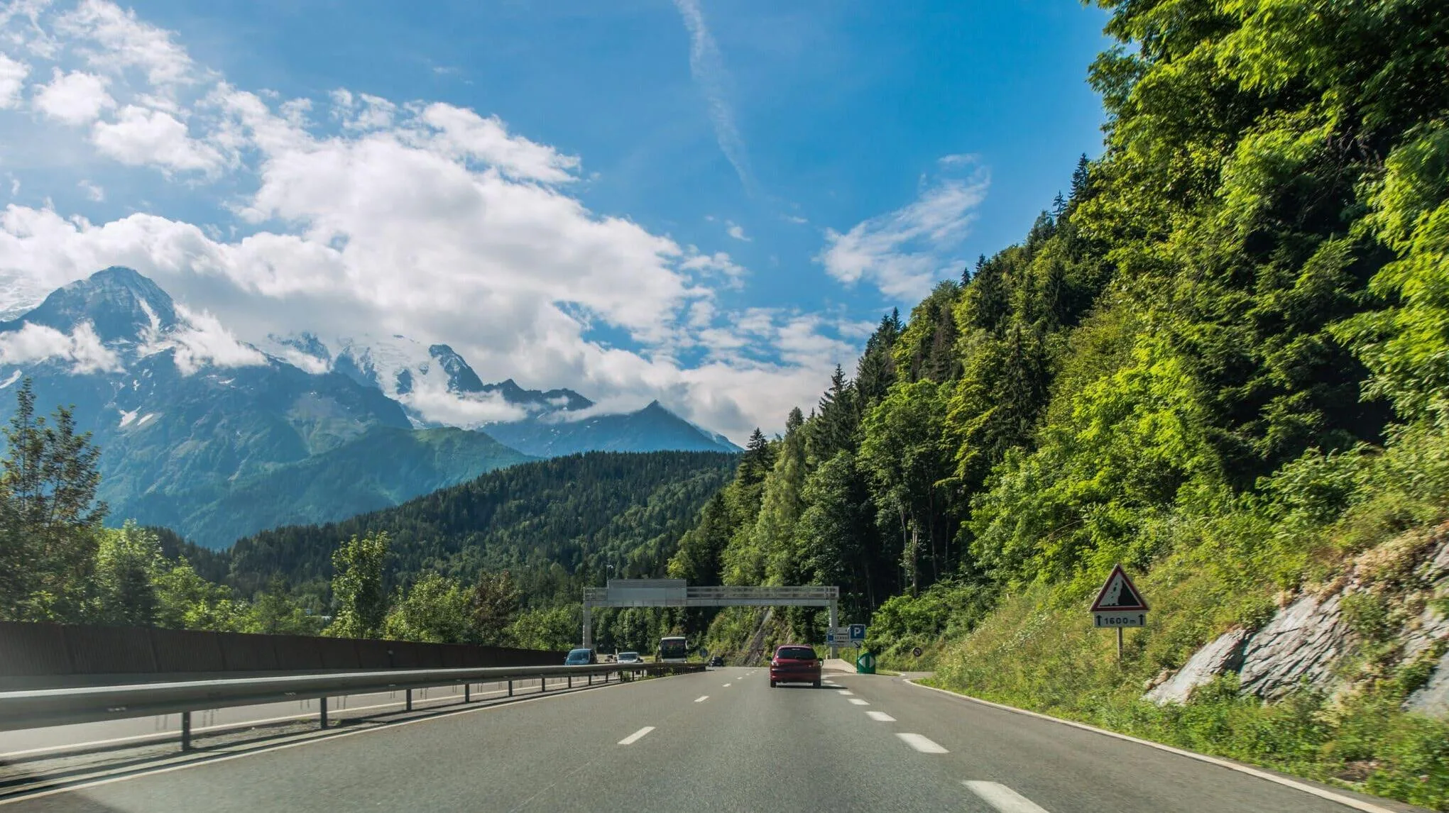 Route à travers les Alpes dans le massif du Mont-Blanc