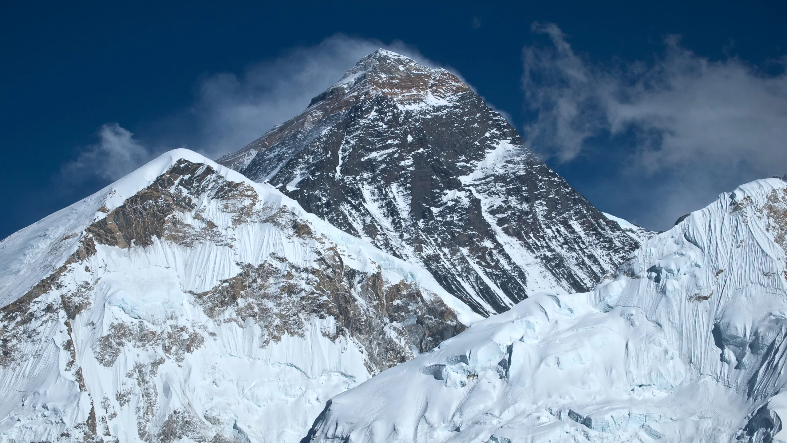 Quels accès pour vaincre l'Everest. Ici, une vue depuis le Pumori au Népal