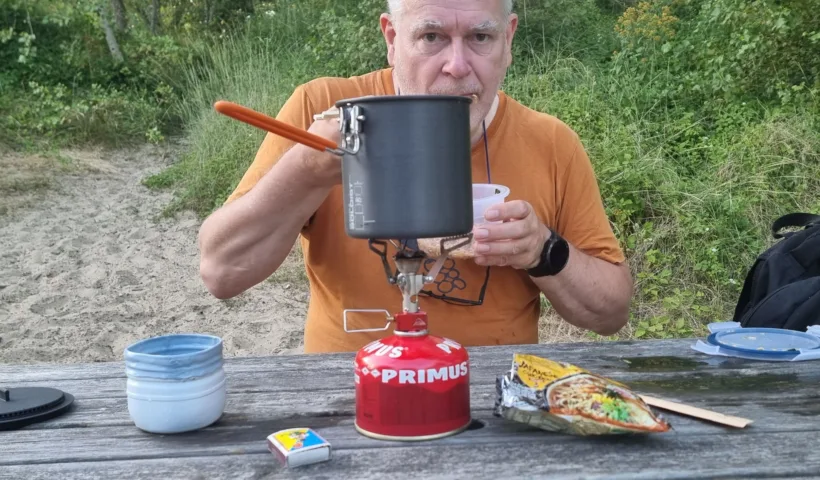 Repas préparé au réchaud pendant une pause sur le Camino