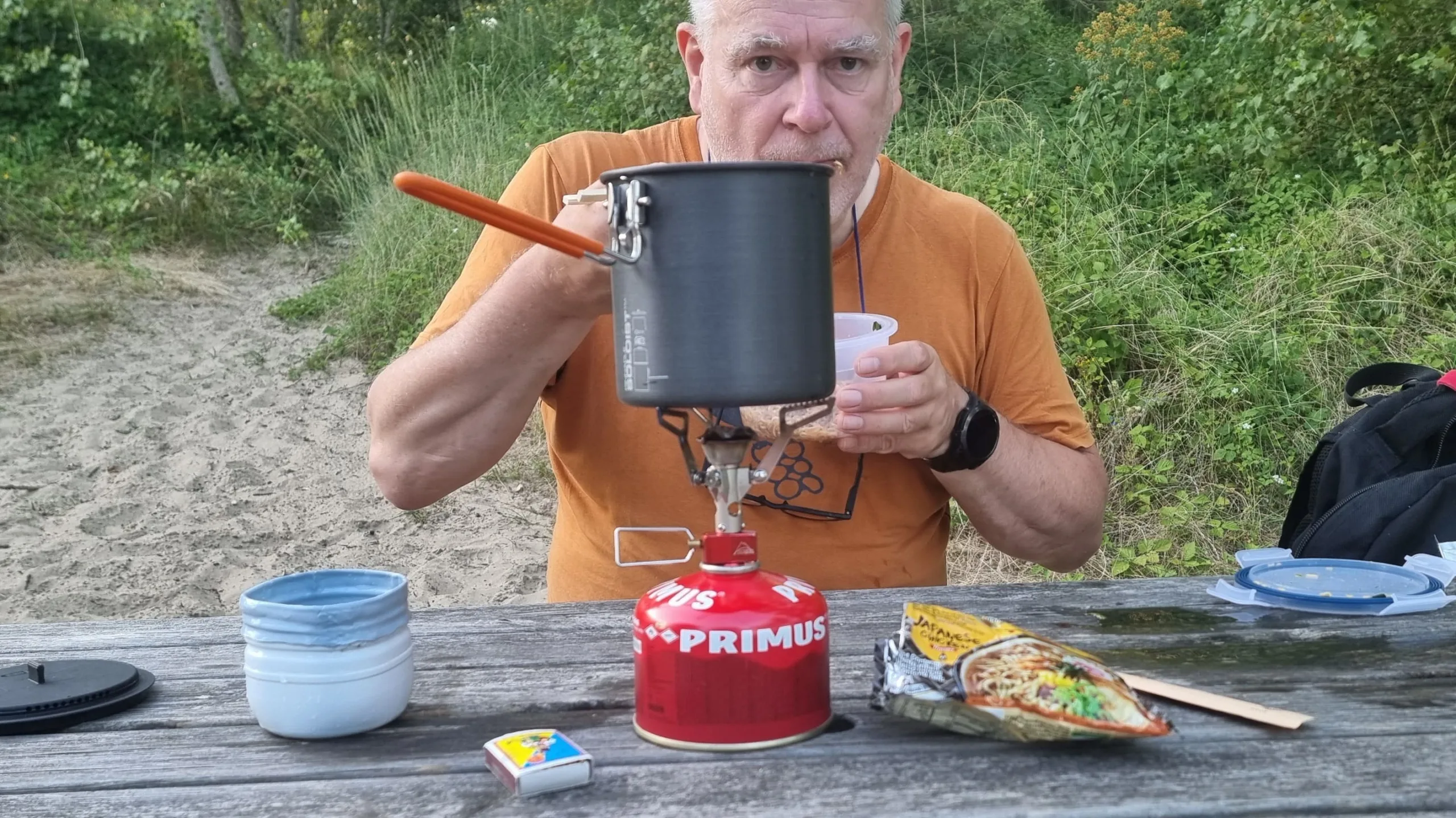 Repas préparé au réchaud pendant une pause sur le Camino