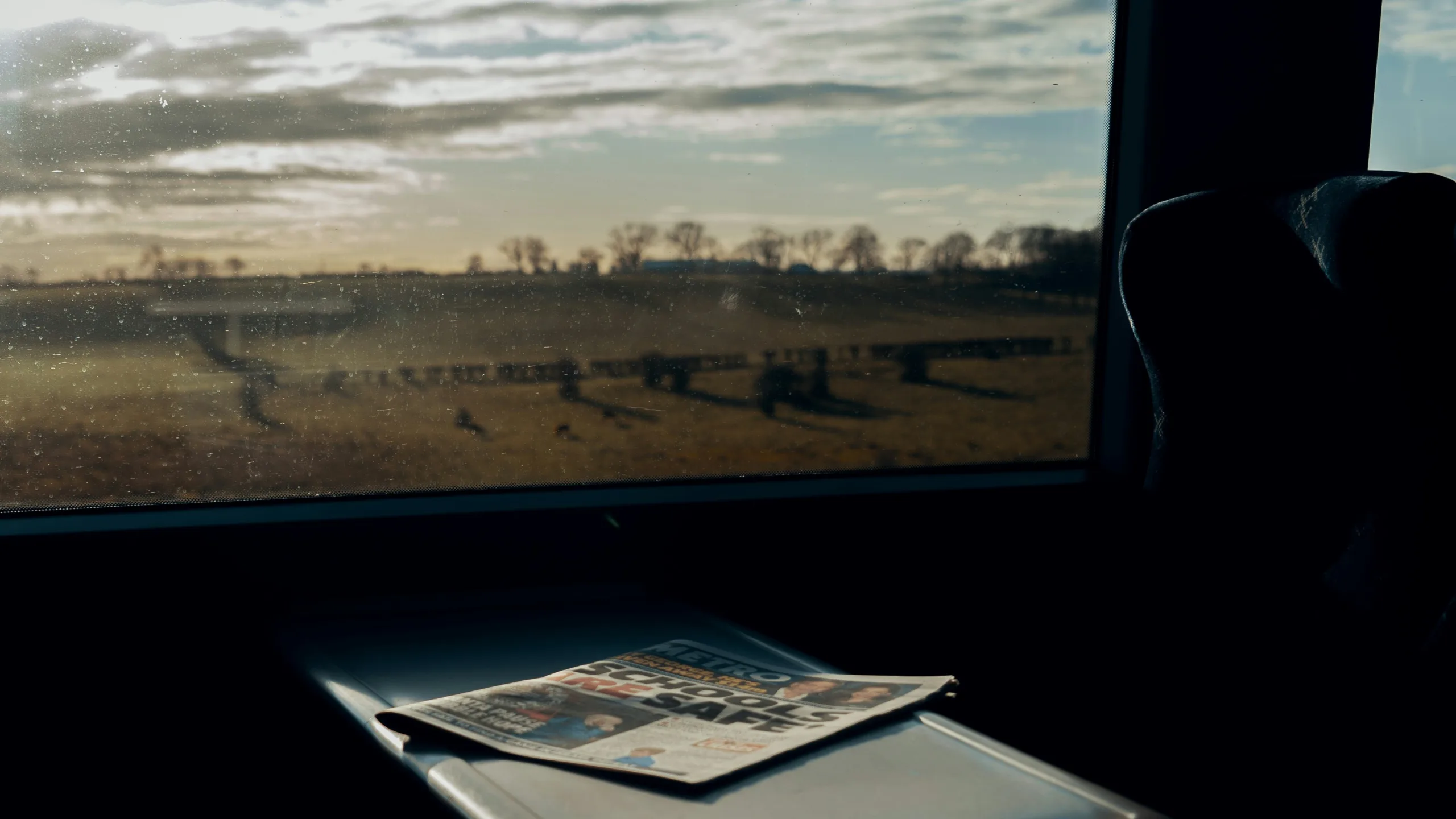 Journal abandonné sur une tablette dans un train