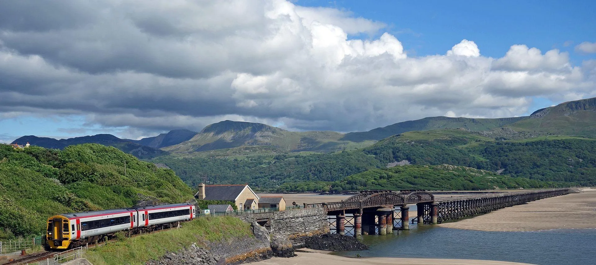 Train Transport for Wales franchissant le pont de Barmouth dans le parc national d'Eryri, au pays de Galles.