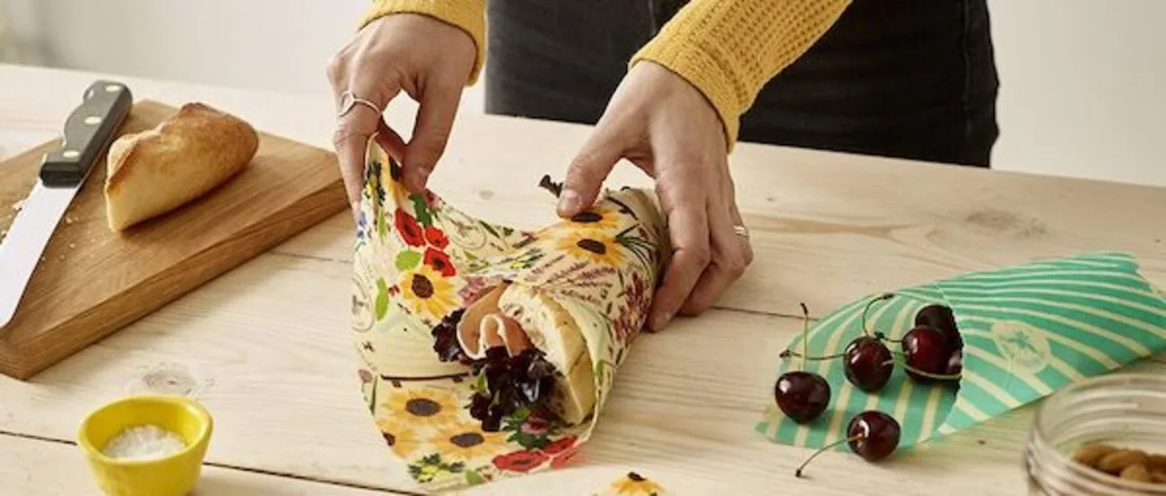 Le bee wrap que l'on peut acheter ou fabriquer soi même.