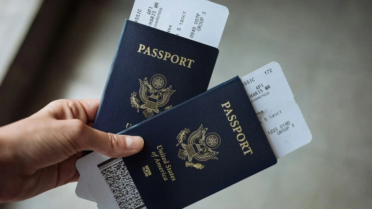 Billet d'avion posé sur un passeport