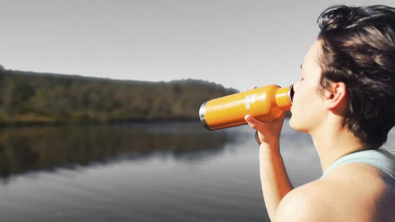 Boire de l'eau souvent pour se protéger de la déshydratation (c) Maria di Lorenzo