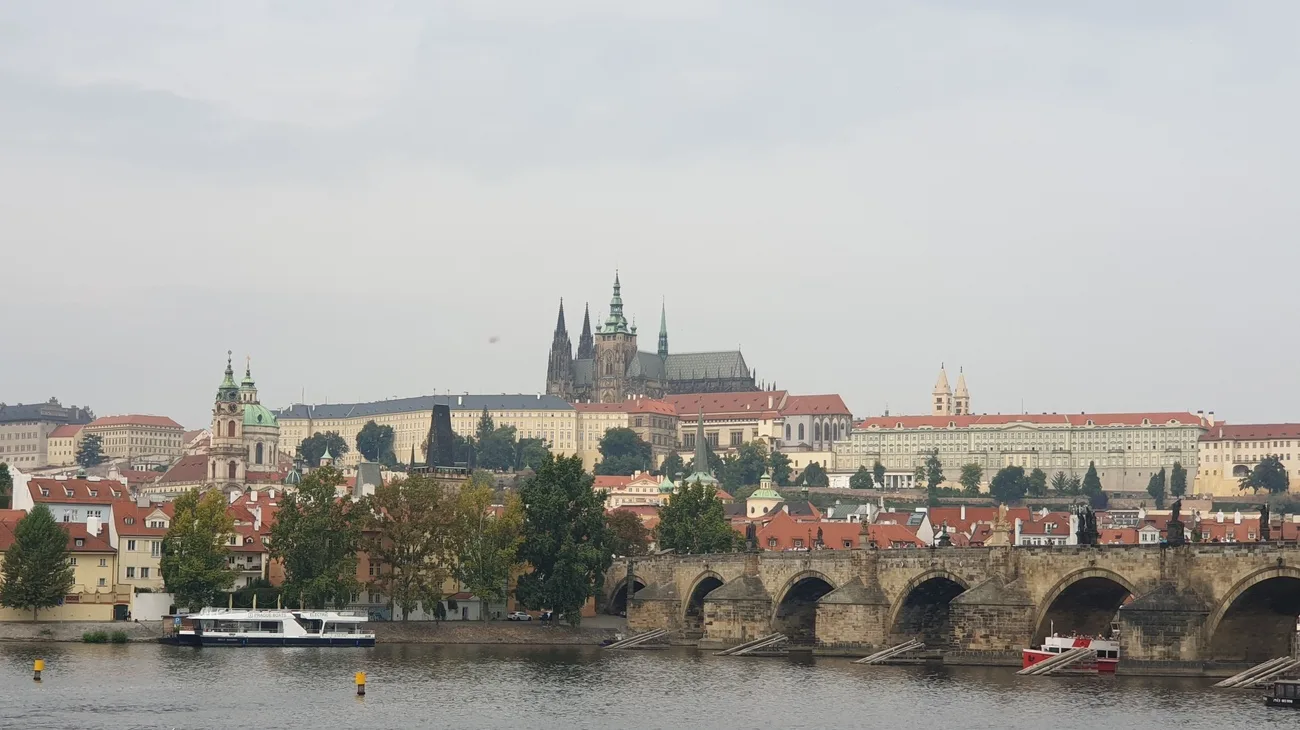 Le château de Prague et le pont Charles (c) Alain Demaret