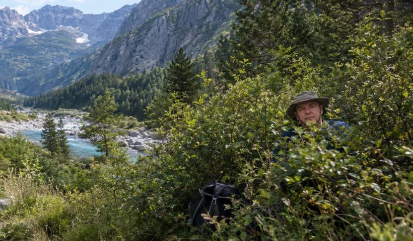Randonneur à l'écart du sentier dans les Alpes albanaises