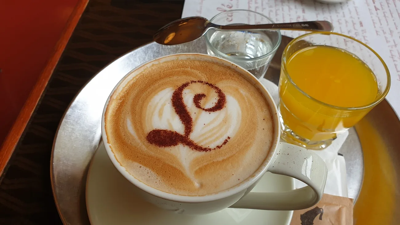 Le cappuccino du Café Louvre, mon préféré (c) Alain Demaret