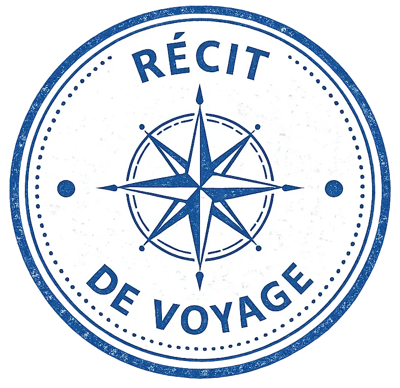 Tampon circulaire bleu représentant la catégorie « Récit de voyage » du blog Les Pas d'Alain avec une rose des vents.