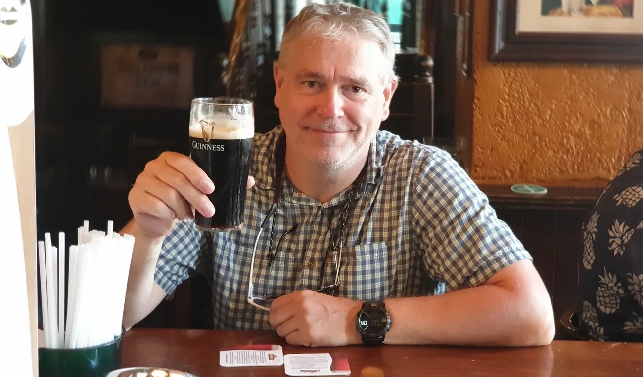 Une guiness à la main dans les quartiers festifs de Lisbonne