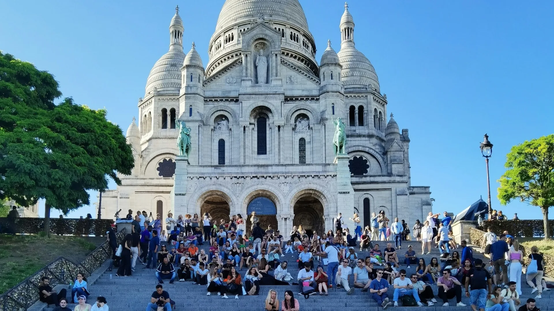 Touristes devant le Sacré coeur (c)