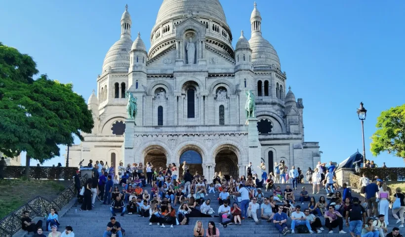 Touristes devant le Sacré coeur (c)