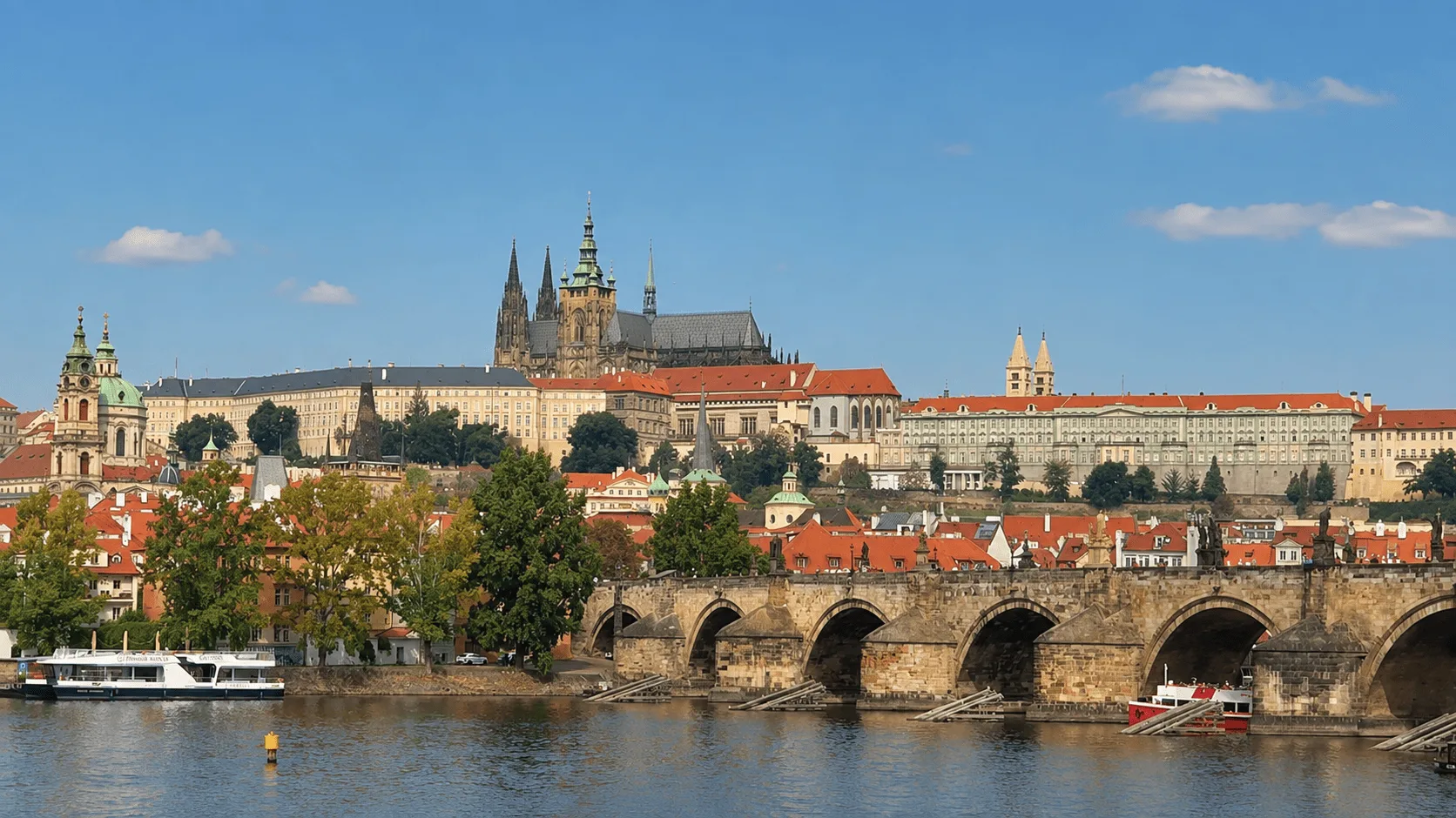 Vue sur le pont Charles et le château de Prague depuis la Vltava
