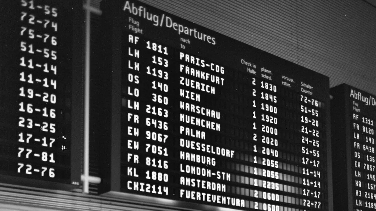 Tableau des départs à l'aéroport