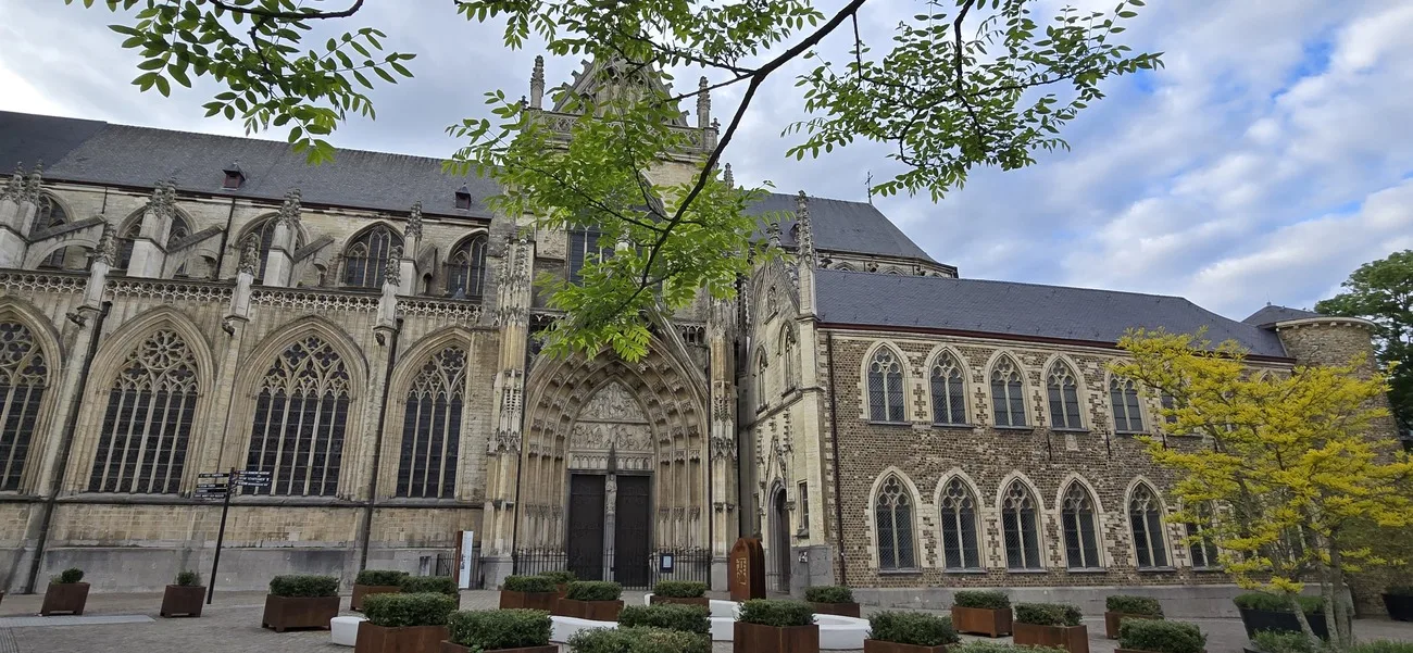 L'entrée de la basilique NotreDame sur la place du Vrijhof à Tongres, la plus vieille ville de Belgique. (c) Alain Demaret