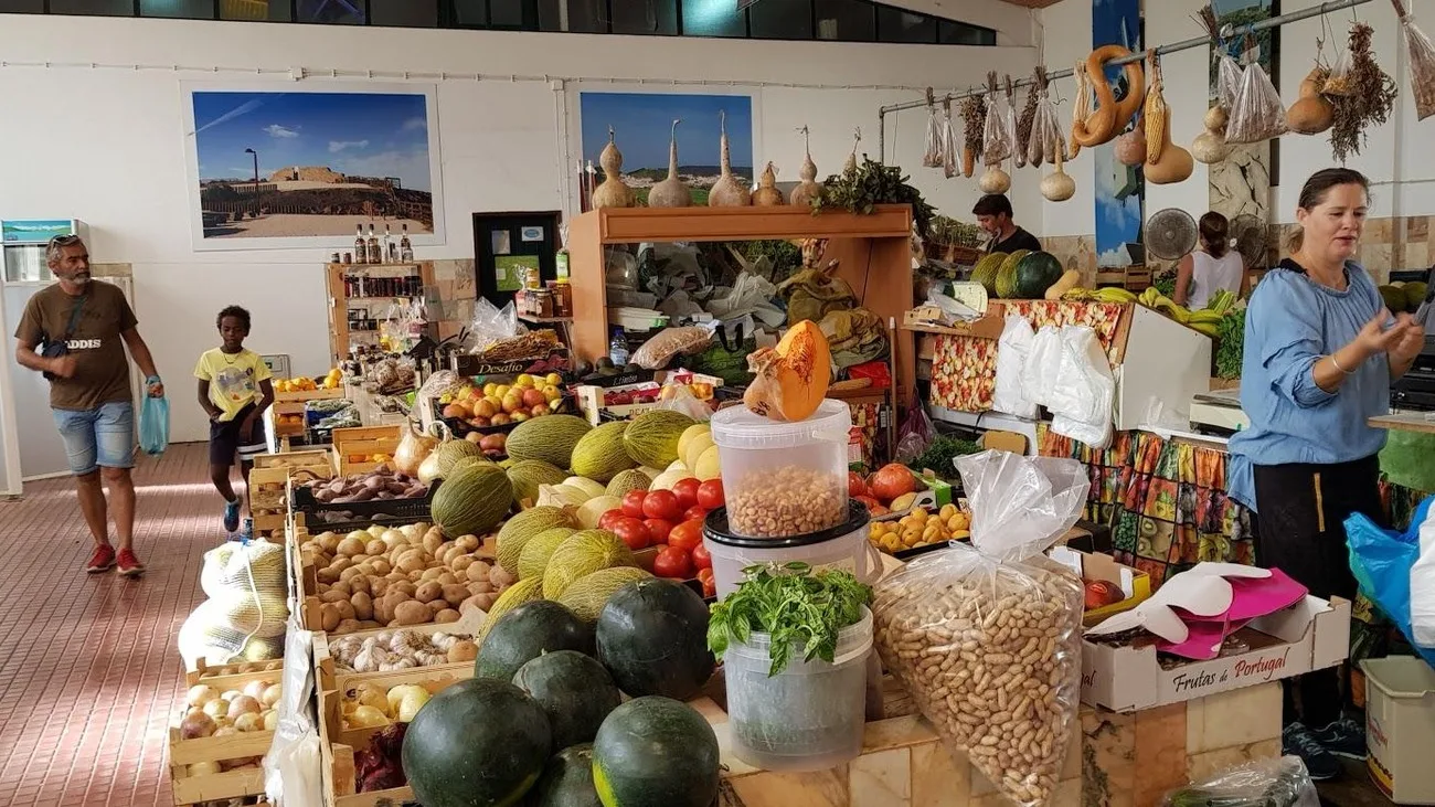 Étal de fruits et légumes au marché municipal d’Aljezur au Portugal