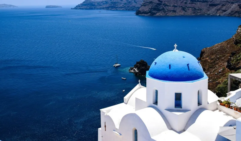 Église aux dômes bleus en Grèce, illustration de l'article sur le mot grec Parakalo.