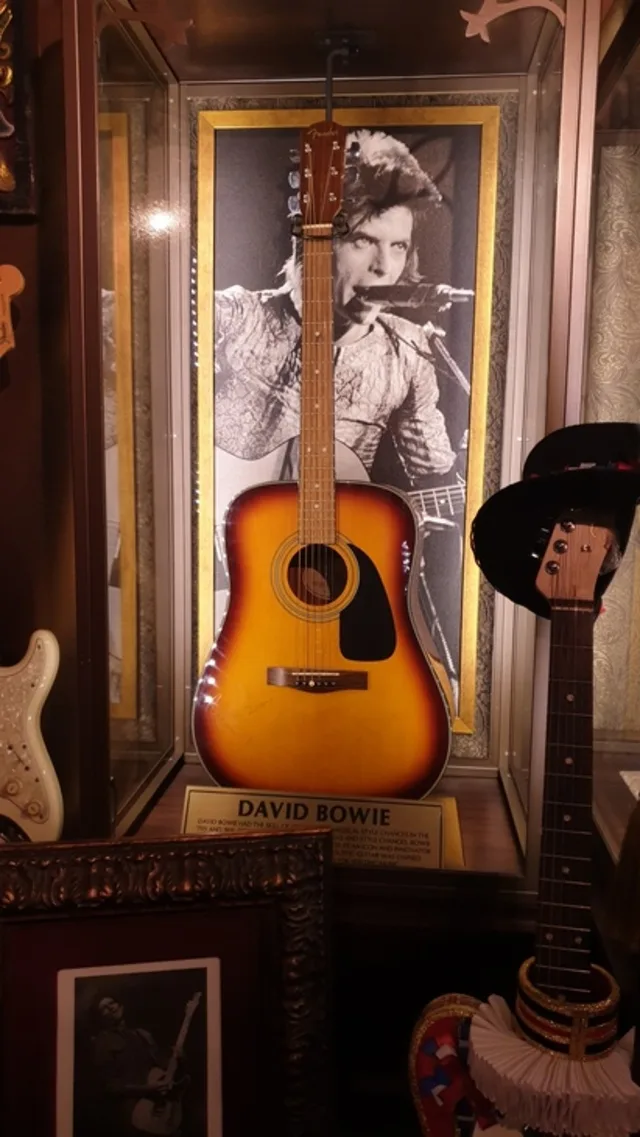 Une guitare ayant appartenu à David Bowie
