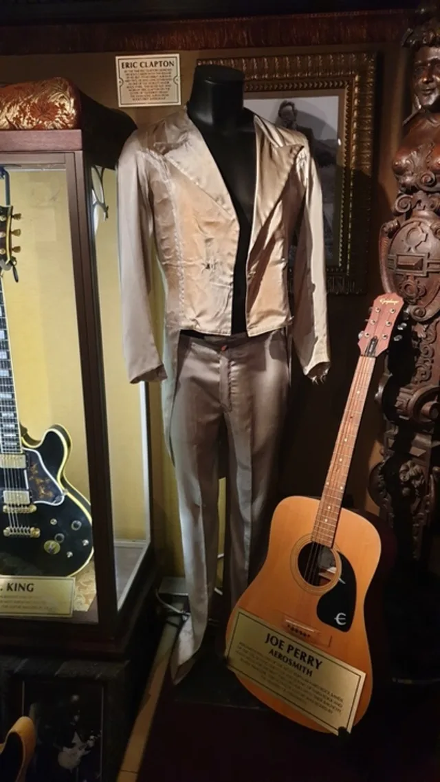 Guitares d’Eric Clapton et Joe Perry exposées dans The Vault
