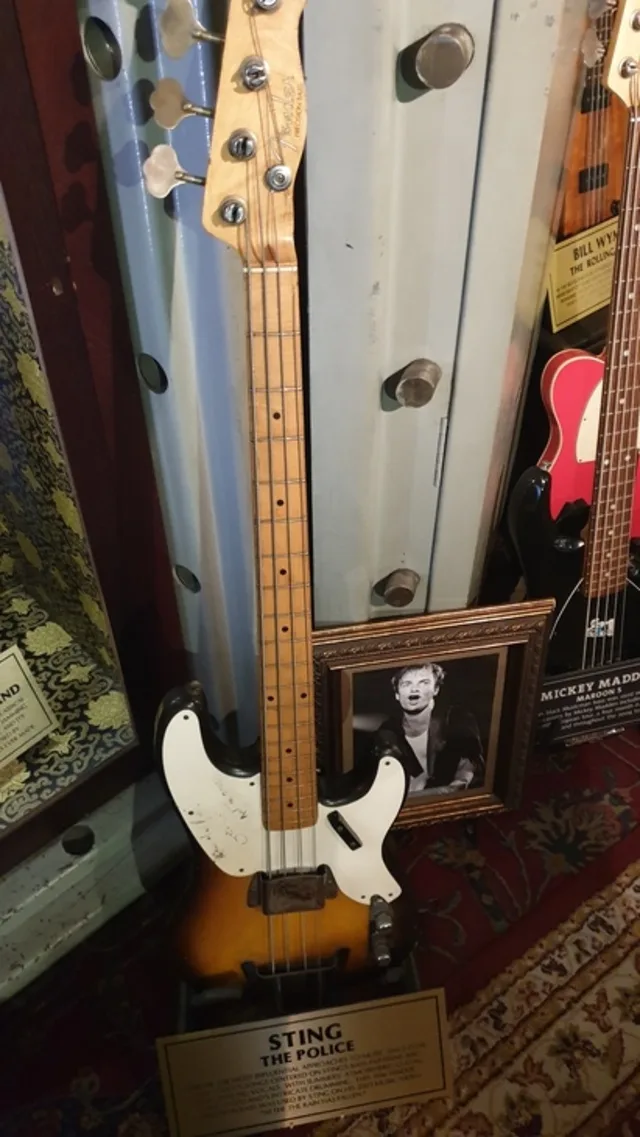 Sting a offert cette guitare au Hard Rock Café