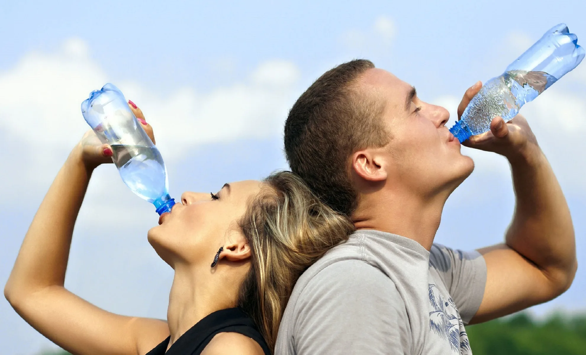 Boire de l’eau pour rester hydraté pendant une randonnée