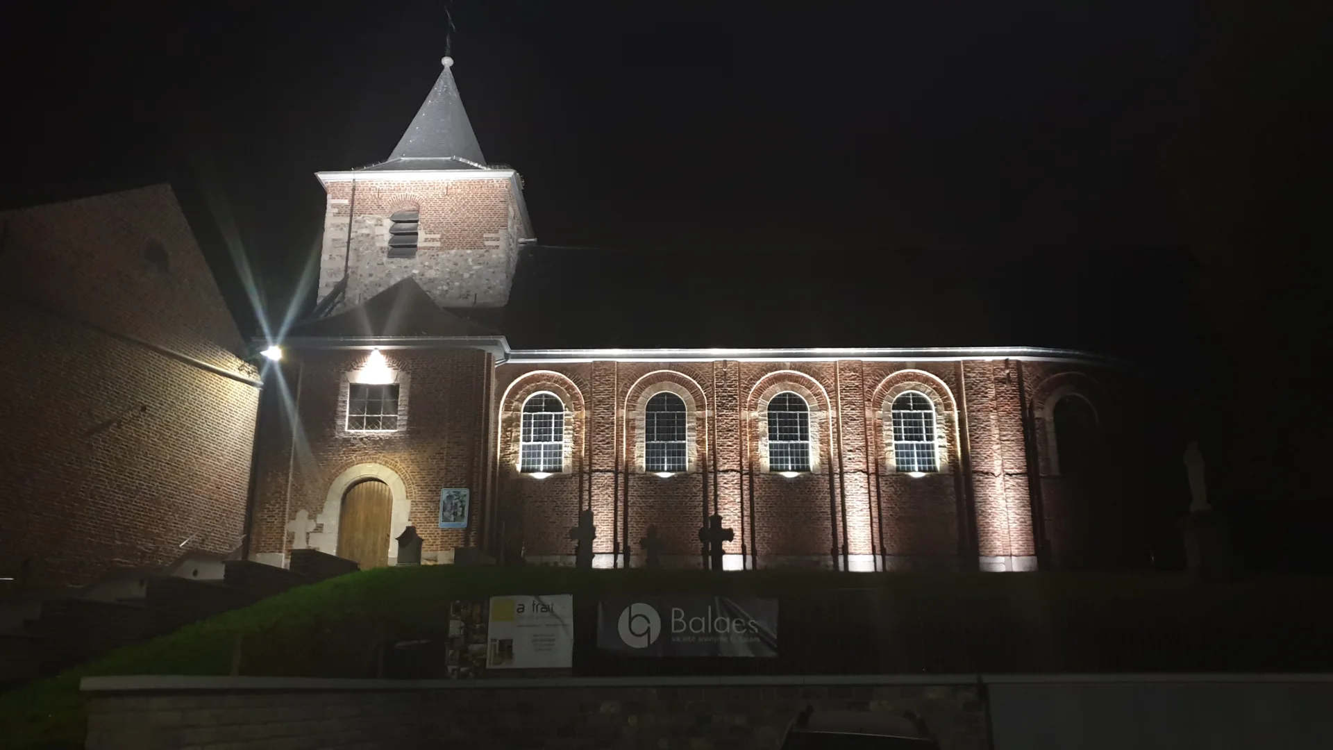 L'aventure, c'est au coin de la rue, devant l'église de mon village (c) Alain Demaret
