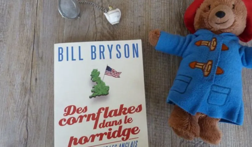Couverture du "Des cornflakes dans le porridge" de Bill Bryson avec une poupée Paddington.