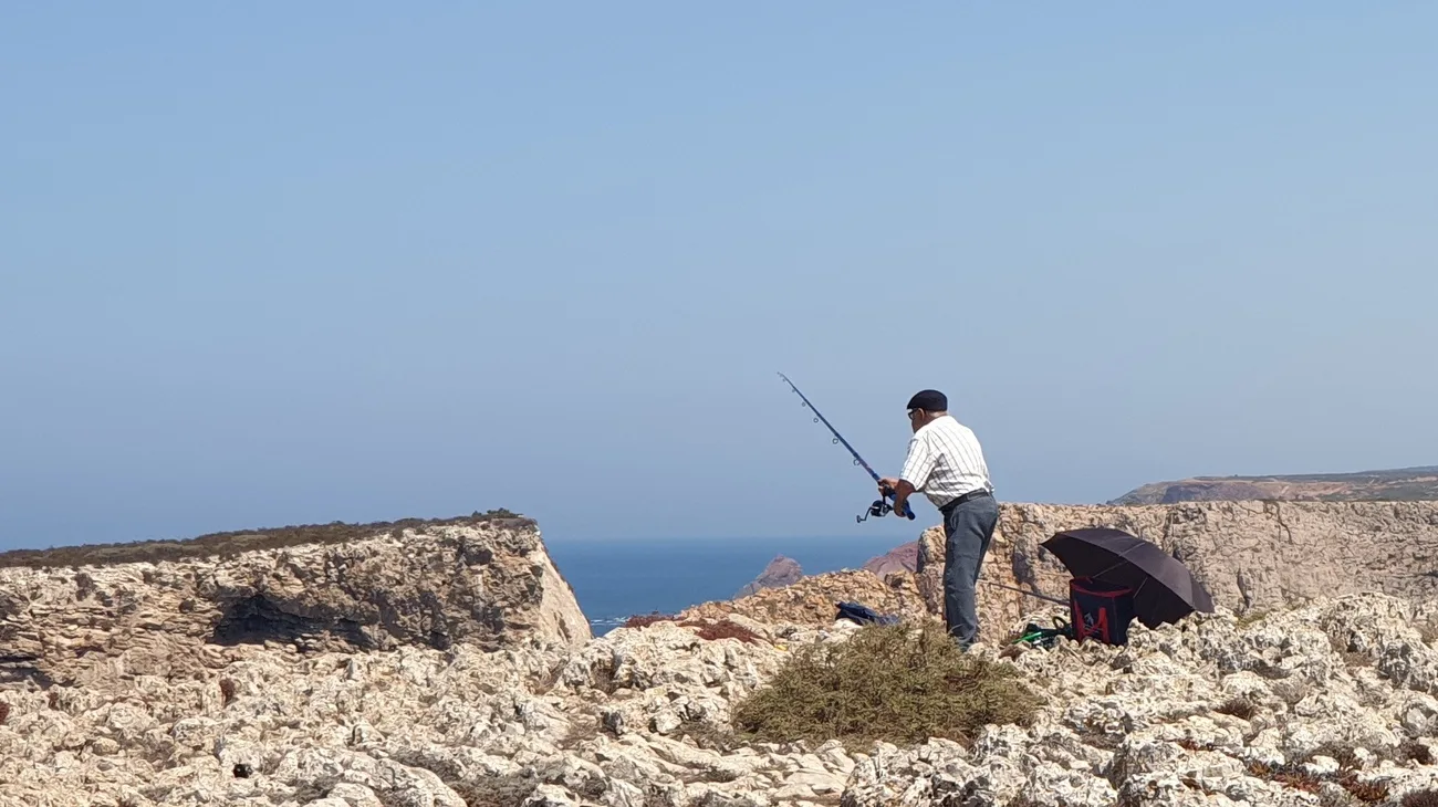 Pêcheur sur la Rota Vicentina près de Sagrès (c) Alain Demaret