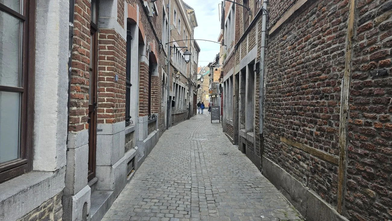 Rue étroite et piétonne du quartier de Roture à Liège