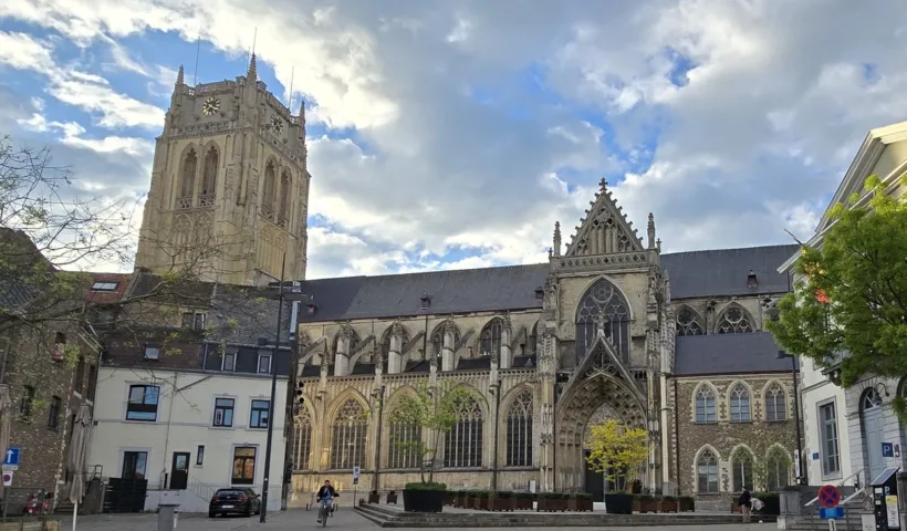 L'entrée de la basilique Notre-Dame sur le Vrijhof (c) Alain Demaret