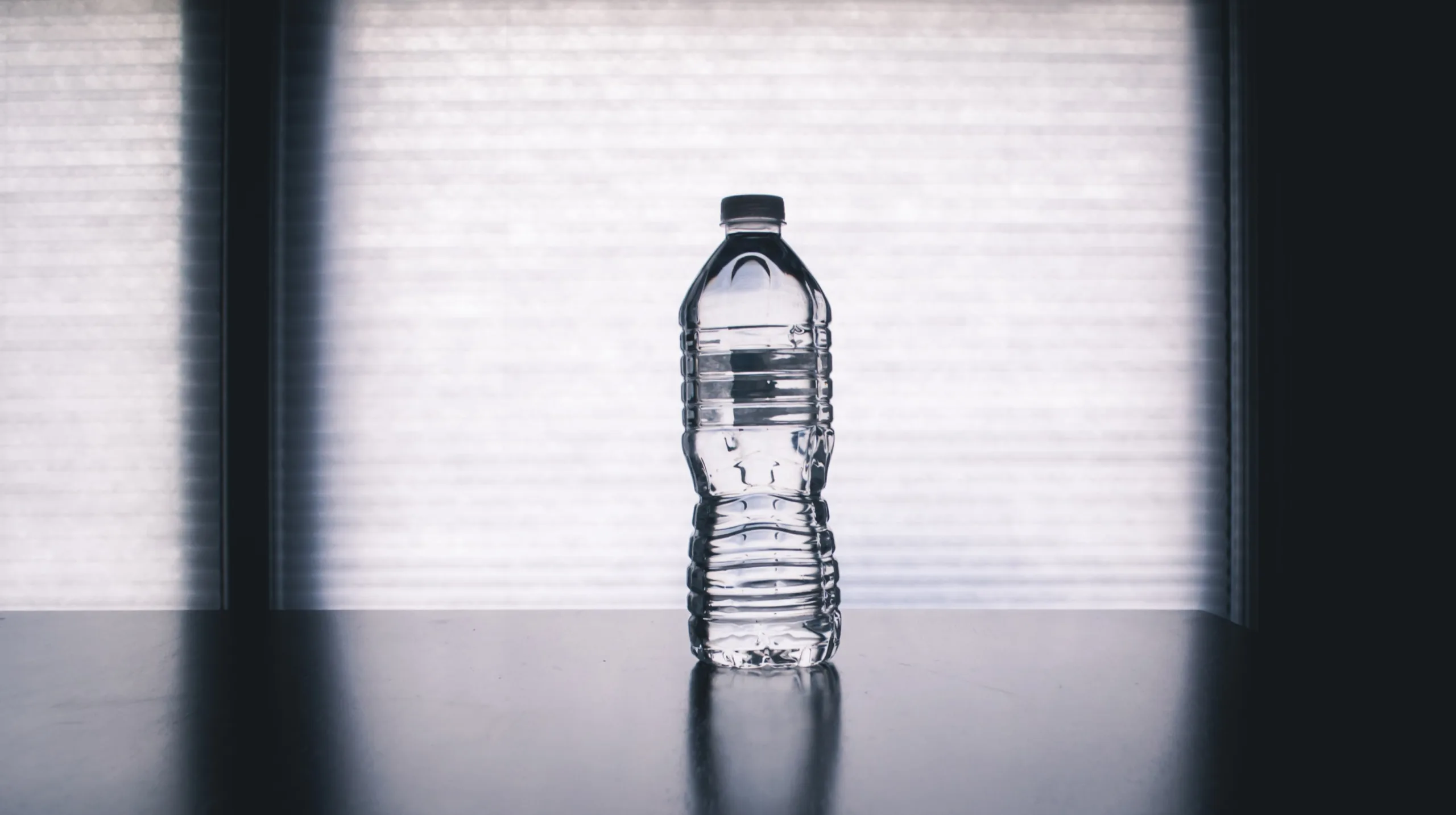 Bouteille d’eau posée sur une table
