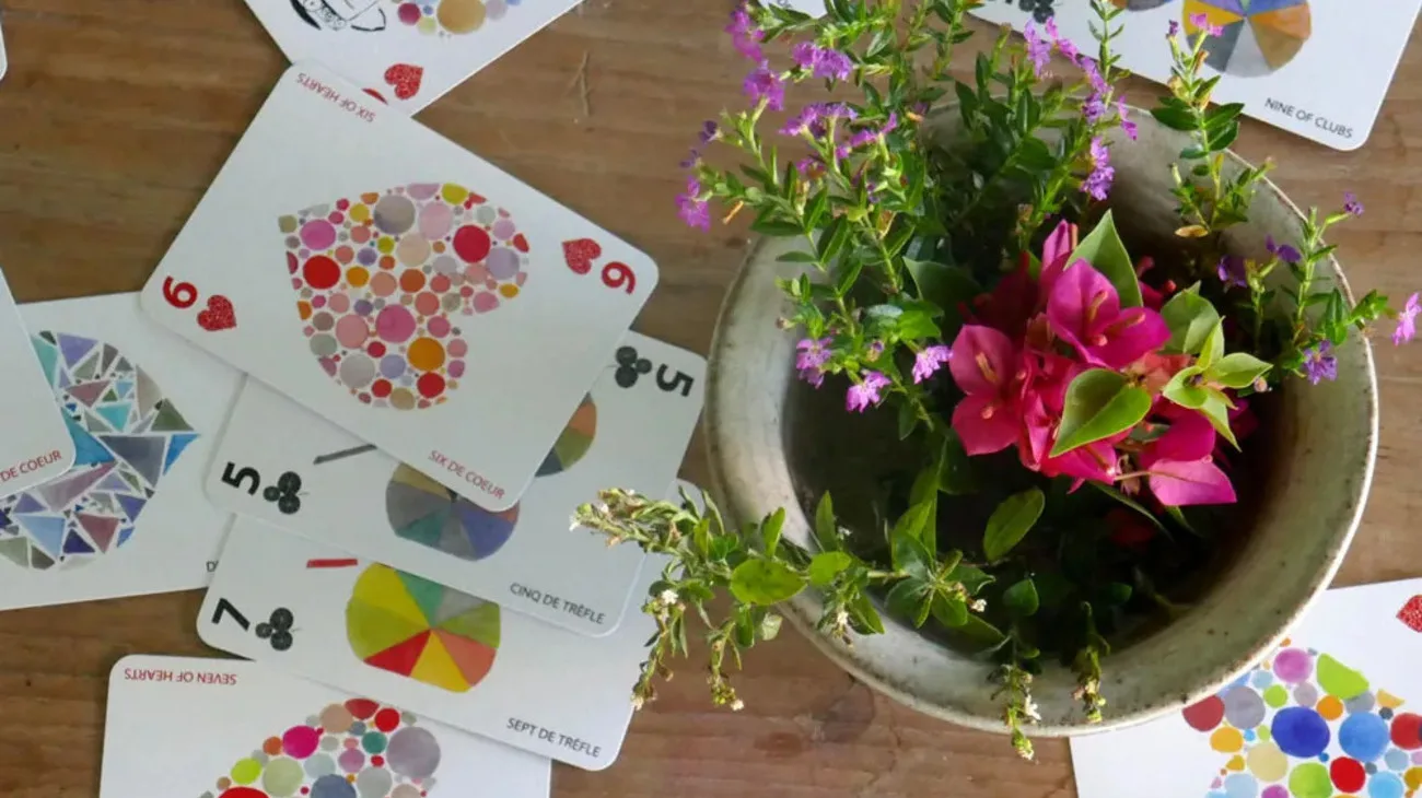 Jeu de cartes illustré par Virginie Houdet posé sur une table à Bali