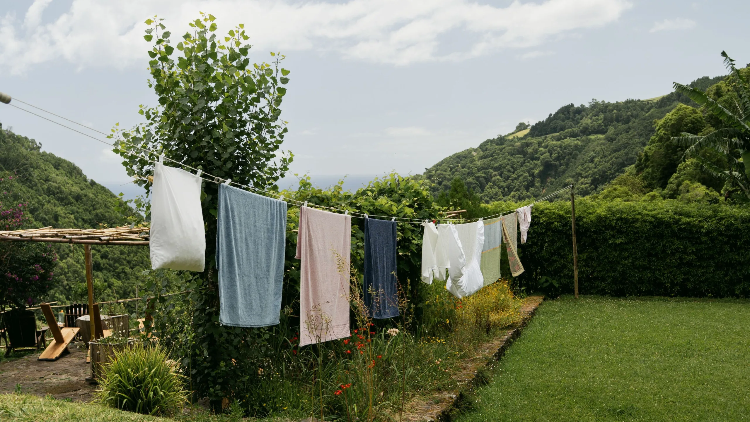 Linge étendu sur un fil pour sécher au soleil