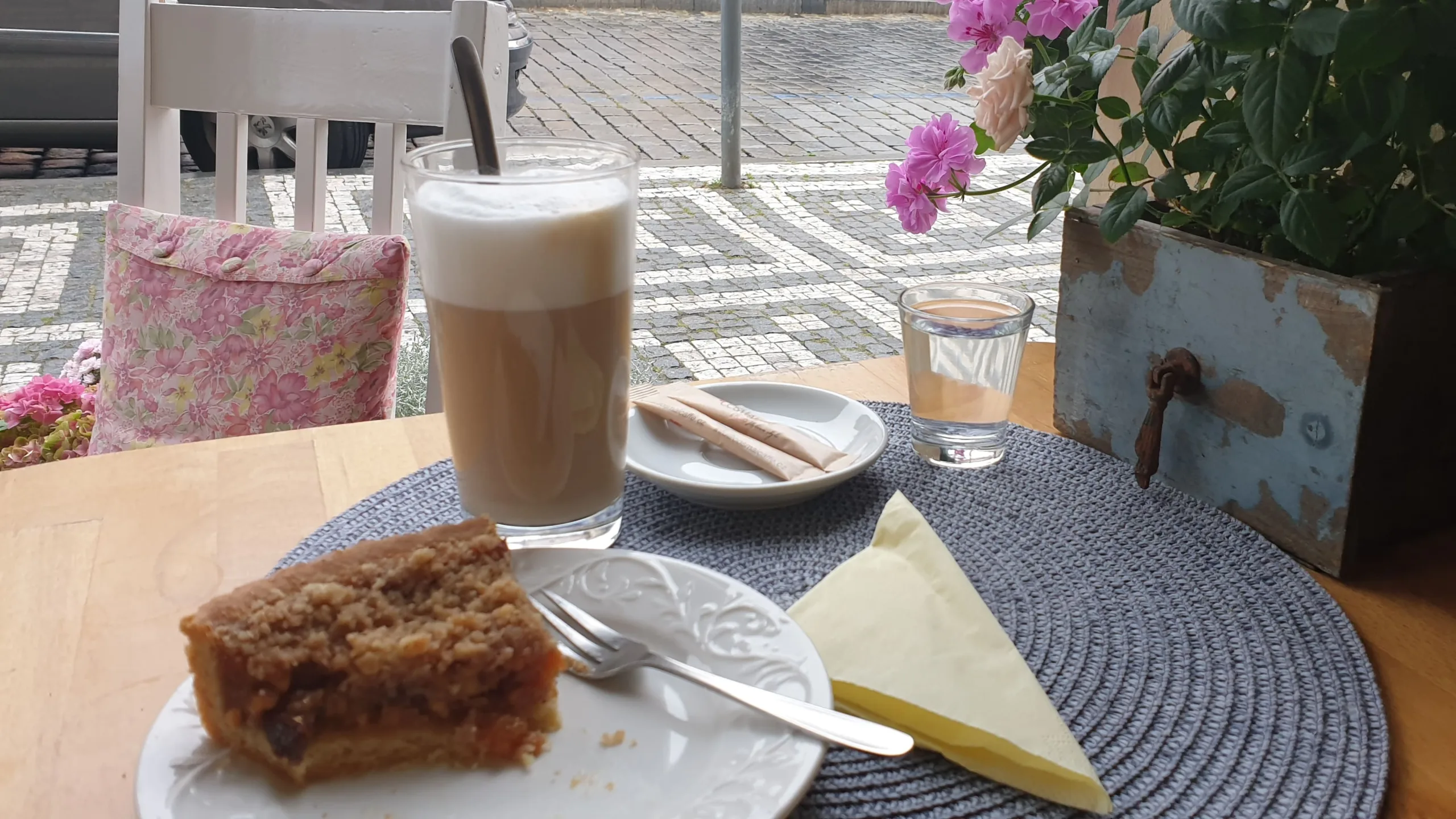 Pause-café avec gâteau dans un café à Prague