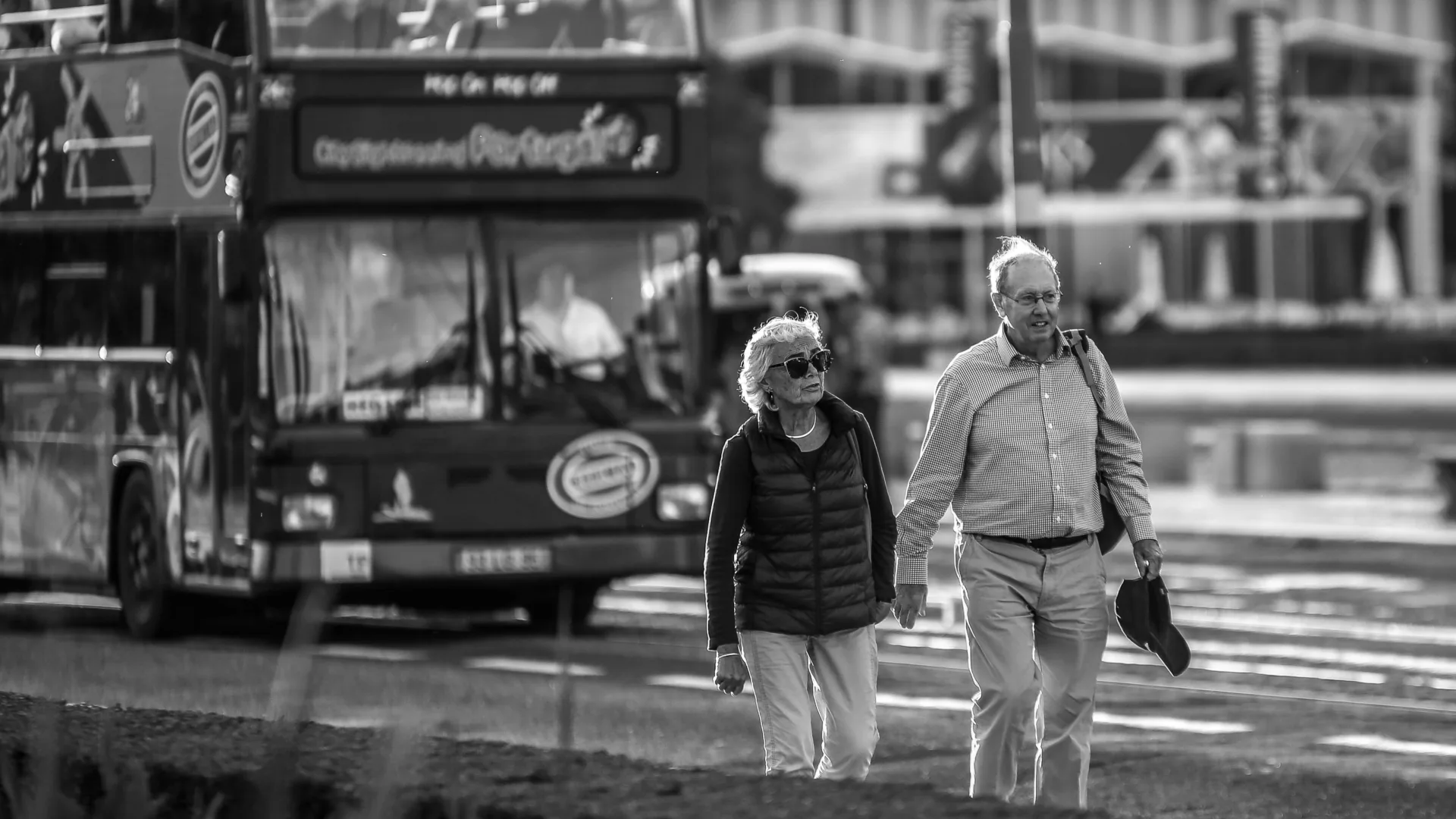 Deux personnes marchent dans la rue devant un bus
